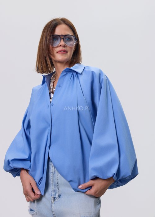 Niebieska koszula Noira Calm z bufiastymi rękawami i elastycznym dołem, luźny krój oversize, styl smart casual.