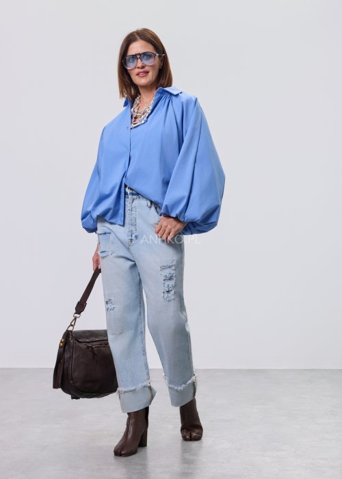 Niebieska koszula Noira Calm z bufiastymi rękawami i elastycznym dołem, luźny krój oversize, styl smart casual.