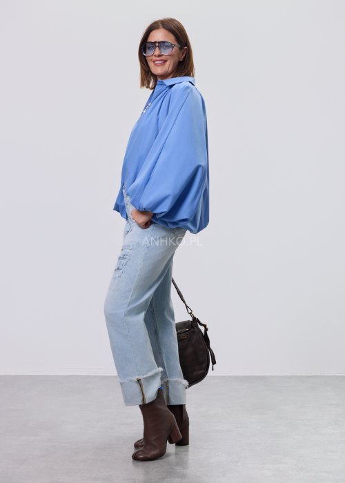 Niebieska koszula Noira Calm z bufiastymi rękawami i elastycznym dołem, luźny krój oversize, styl smart casual.