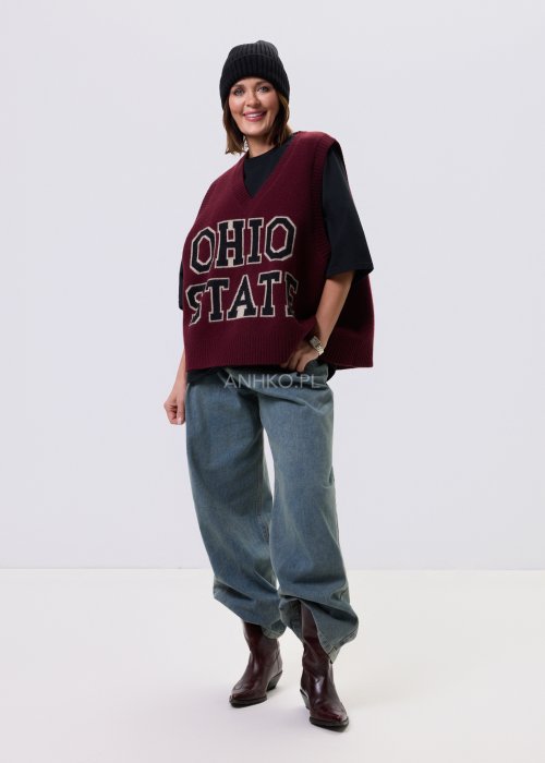 Jeansy damskie Luissa w kolorze denim blue z wysokim stanem i prostą nogawką typu straight, z klasycznymi kieszeniami, stylizowane z czarną bluzką.
