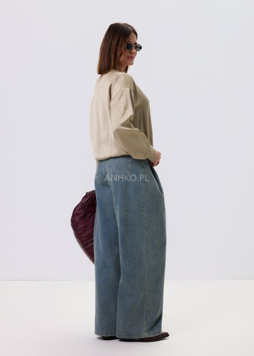 Jeansy damskie Luissa w kolorze denim blue z wysokim stanem i prostą nogawką typu straight, z klasycznymi kieszeniami, stylizowane z czarną bluzką.