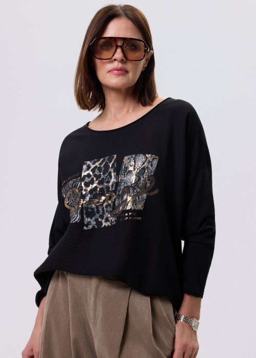 Czarna bluzka damska Urban Savage z wyrazistym nadrukiem animal print i złotymi detalami, dekolt łódka, miejski styl streetwear.