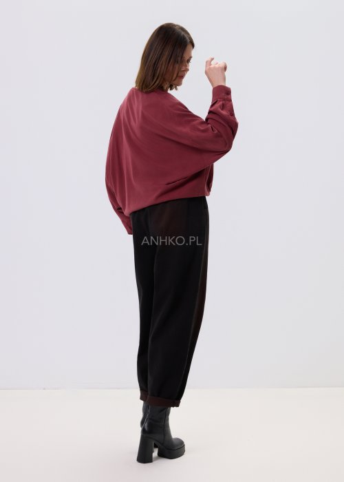 Bluzka damska Elira Wrap w kolorze wina z dekoltem kopertowym, lejąca tkanina Tencel, luźny fason z długim rękawem, styl casual.