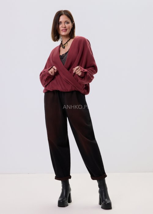 Bluzka damska Elira Wrap w kolorze wina z dekoltem kopertowym, lejąca tkanina Tencel, luźny fason z długim rękawem, styl casual.
