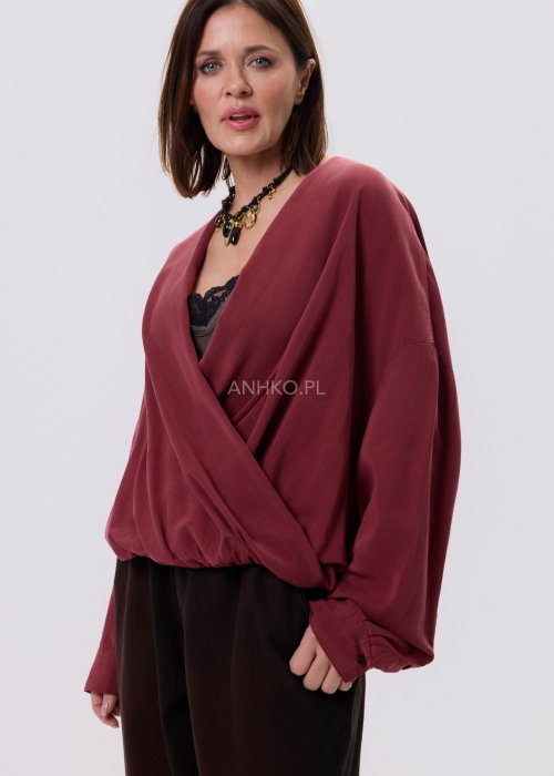 Bluzka damska Elira Wrap w kolorze wina z dekoltem kopertowym, lejąca tkanina Tencel, luźny fason z długim rękawem, styl casual.