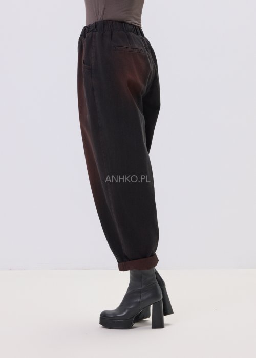 Czarne jeansy damskie Riven Fade z efektem washed i brązowym cieniowaniem, luźny krój relaxed, elastyczna guma w pasie, styl casual.