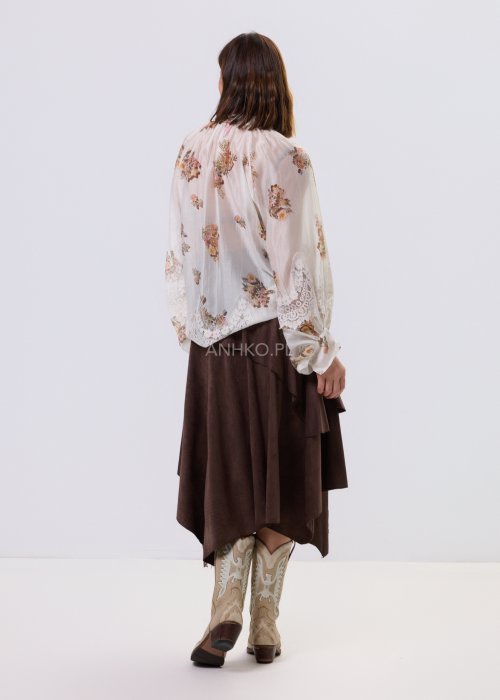 Jasnobeżowa bluzka Liora Bloom z kwiatowym nadrukiem, dekolt V-neck, luźny fason za biodra i koronkowe wykończenie w stylu boho.