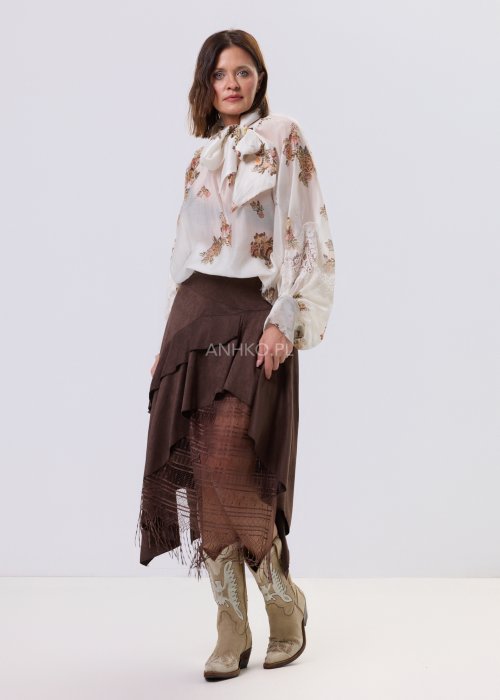 Jasnobeżowa bluzka Liora Bloom z kwiatowym nadrukiem, dekolt V-neck, luźny fason za biodra i koronkowe wykończenie w stylu boho.