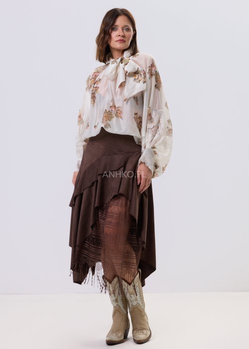 Jasnobeżowa bluzka Liora Bloom z kwiatowym nadrukiem, dekolt V-neck, luźny fason za biodra i koronkowe wykończenie w stylu boho.