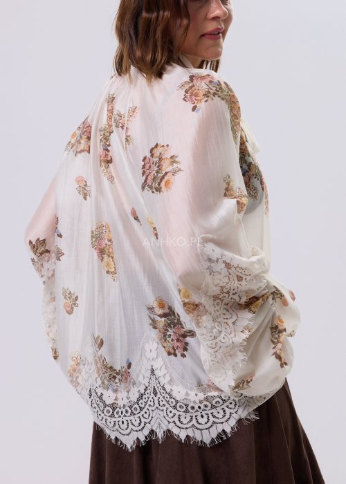 Jasnobeżowa bluzka Liora Bloom z kwiatowym nadrukiem, dekolt V-neck, luźny fason za biodra i koronkowe wykończenie w stylu boho.