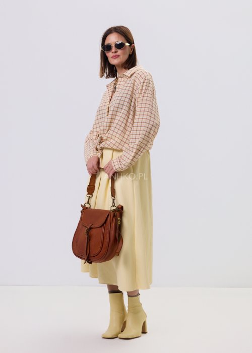 Karmelowo-żółta koszula damska w kratę Carmel Check, luźny krój oversize, klasyczny kołnierzyk i asymetryczna długość, styl casual.