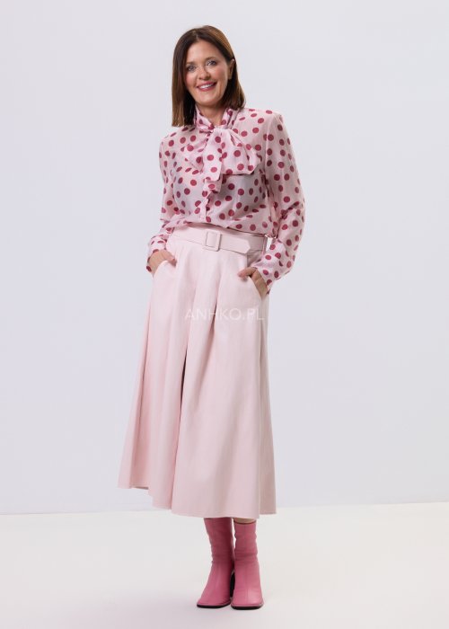 Pudroworóżowa spódnica Castro midi z wysokim stanem, rozkloszowany fason, elastyczna talia i ozdobny pasek, styl casual elegancki.