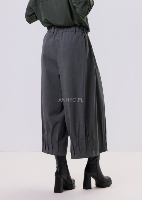 Ciemnoszare spodnie Grafit Flow Plus Size z szeroką nogawką, elastyczna guma w pasie, luźny miejski fason, styl casual.