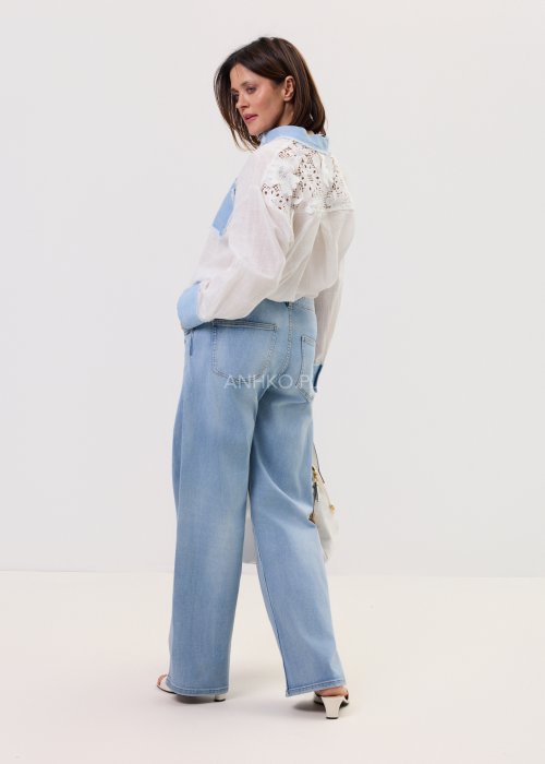 Jasnoniebieskie damskie jeansy Alive z wysokim stanem i szeroką, prostą nogawką. Model z klasycznymi kieszeniami z przodu i z tyłu, w jasnym odcieniu denimu.