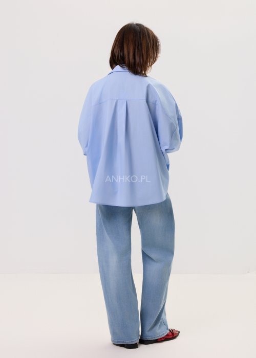 Jasnoniebieskie damskie jeansy Alive z wysokim stanem i szeroką, prostą nogawką. Model z klasycznymi kieszeniami z przodu i z tyłu, w jasnym odcieniu denimu.