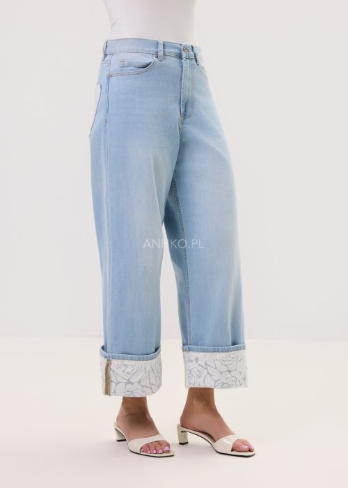 Jasnoniebieskie damskie jeansy Blue Blossom Roll z prostą, lekko skróconą nogawką i wywiniętym mankietem. Model z klasycznymi kieszeniami oraz dekoracyjnym, jasnym wzorem kwiatowym na podwinięciach i tylnych kieszeniach