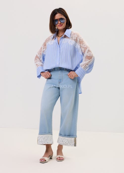 Jasnoniebieskie damskie jeansy Blue Blossom Roll z prostą, lekko skróconą nogawką i wywiniętym mankietem. Model z klasycznymi kieszeniami oraz dekoracyjnym, jasnym wzorem kwiatowym na podwinięciach i tylnych kieszeniach