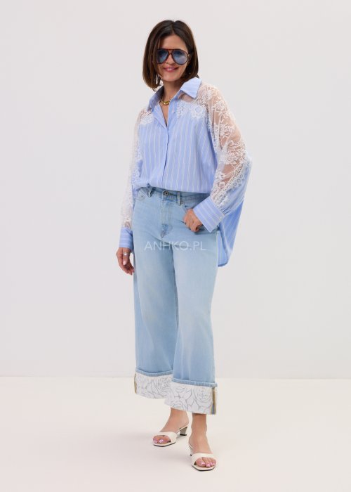 Jasnoniebieskie damskie jeansy Blue Blossom Roll z prostą, lekko skróconą nogawką i wywiniętym mankietem. Model z klasycznymi kieszeniami oraz dekoracyjnym, jasnym wzorem kwiatowym na podwinięciach i tylnych kieszeniach
