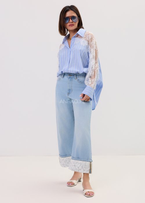 Jasnoniebieskie damskie jeansy Blue Blossom Roll z prostą, lekko skróconą nogawką i wywiniętym mankietem. Model z klasycznymi kieszeniami oraz dekoracyjnym, jasnym wzorem kwiatowym na podwinięciach i tylnych kieszeniach
