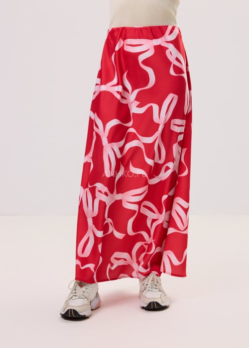 Czerwona spódnica maxi Ribbon Rouge z jasnym printem w kokardy, lekki materiał, stylizacja casual.