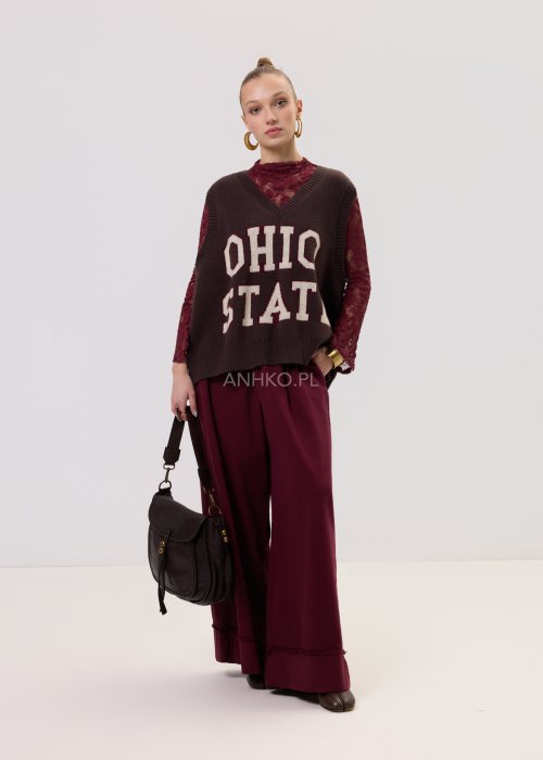 Czekoladowy bezrękawnik damski Retro College Ohio z dekoltem w serek i kontrastowym napisem „Ohio State” na przodzie.