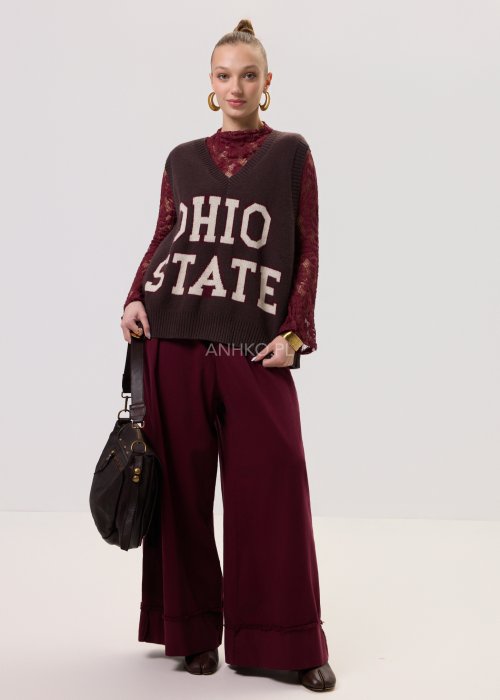 Czekoladowy bezrękawnik damski Retro College Ohio z dekoltem w serek i kontrastowym napisem „Ohio State” na przodzie.