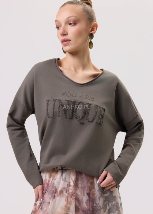 Khaki damska bluzka Script Longsleeve o luźnym kroju, z długim rękawem i szerokim dekoltem. Model z ozdobnym, wypukłym napisem „You Are Unique” na przodzie.