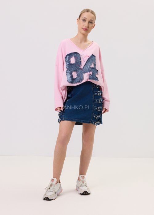 Jeansowa spódniczka mini Karla z ozdobnymi klamrami po bokach, styl streetwear.