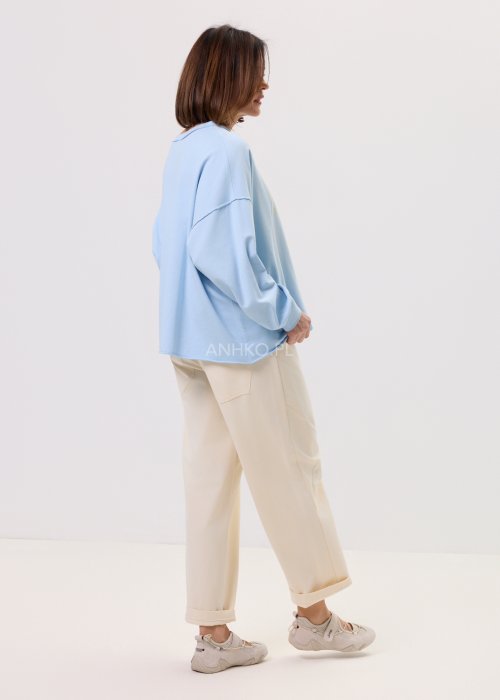 Damska bluzka Level 1 baby blue – oversize, długi rękaw z mankietem, okrągły dekolt, nadruk „Level 1” z przodu, miękka dzianina.
