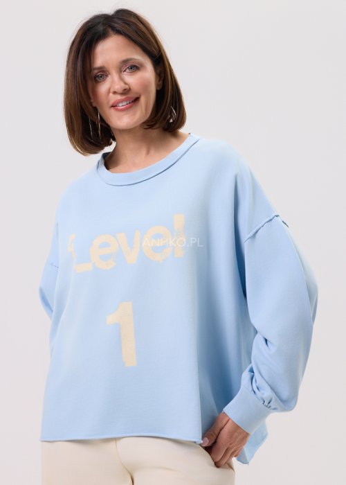 Damska bluzka Level 1 baby blue – oversize, długi rękaw z mankietem, okrągły dekolt, nadruk „Level 1” z przodu, miękka dzianina.