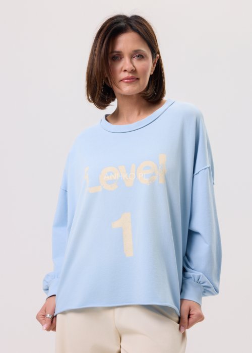 Damska bluzka Level 1 baby blue – oversize, długi rękaw z mankietem, okrągły dekolt, nadruk „Level 1” z przodu, miękka dzianina.
