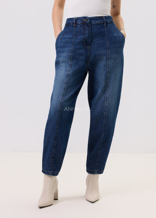 Damskie jeansy Tapered Denim – fason tapered, wysoki stan, zwężana nogawka, zapięcie na guzik i suwak, kieszenie, klasyczny niebieski denim.