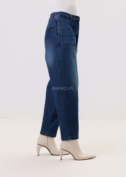 Damskie jeansy Tapered Denim – fason tapered, wysoki stan, zwężana nogawka, zapięcie na guzik i suwak, kieszenie, klasyczny niebieski denim.