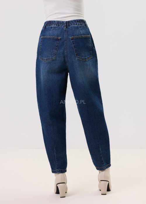 Damskie jeansy Tapered Denim – fason tapered, wysoki stan, zwężana nogawka, zapięcie na guzik i suwak, kieszenie, klasyczny niebieski denim.