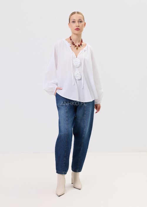 Damskie jeansy Tapered Denim – fason tapered, wysoki stan, zwężana nogawka, zapięcie na guzik i suwak, kieszenie, klasyczny niebieski denim.
