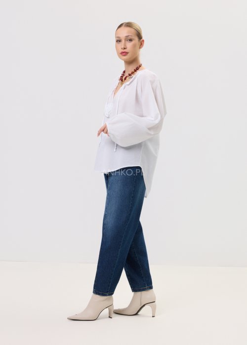 Damskie jeansy Tapered Denim – fason tapered, wysoki stan, zwężana nogawka, zapięcie na guzik i suwak, kieszenie, klasyczny niebieski denim.