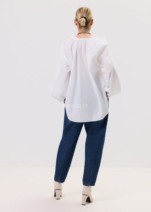 Damskie jeansy Tapered Denim – fason tapered, wysoki stan, zwężana nogawka, zapięcie na guzik i suwak, kieszenie, klasyczny niebieski denim.