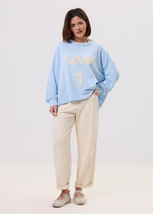 Damska bluzka Level 1 baby blue – oversize, długi rękaw z mankietem, okrągły dekolt, nadruk „Level 1” z przodu, miękka dzianina.