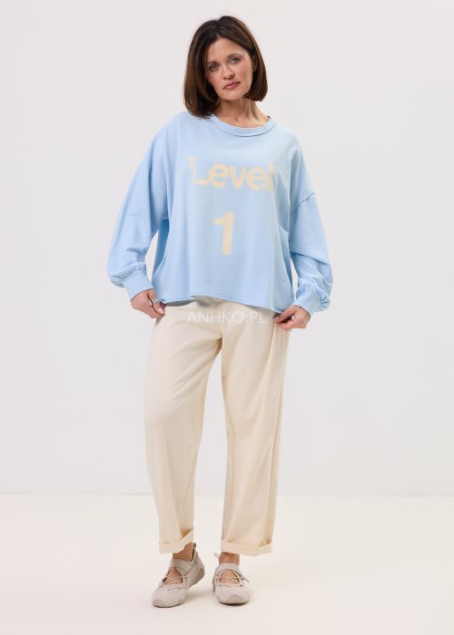 Damska bluzka Level 1 baby blue – oversize, długi rękaw z mankietem, okrągły dekolt, nadruk „Level 1” z przodu, miękka dzianina.