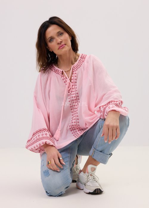 Damska bluzka Boho Rosa różowa z haftem i wiązaniem z chwostami. Luźny fason w stylu boho.