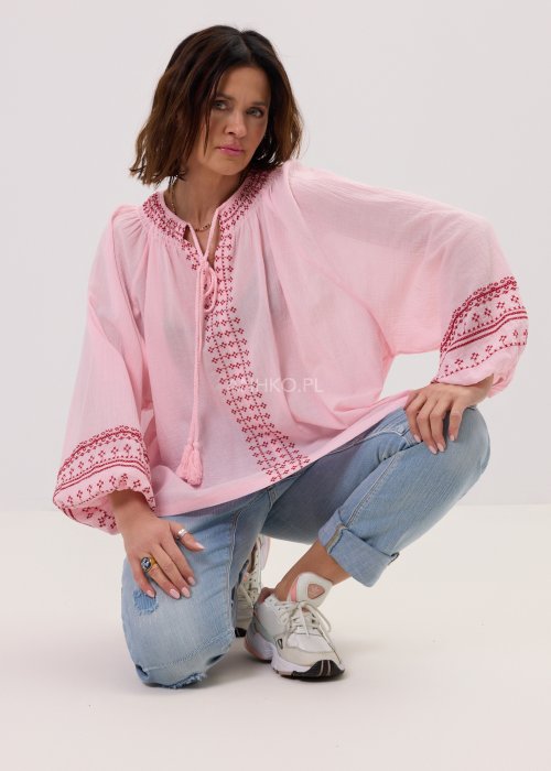 Damska bluzka Boho Rosa różowa z haftem i wiązaniem z chwostami. Luźny fason w stylu boho.