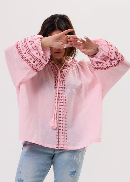 Damska bluzka Boho Rosa różowa z haftem i wiązaniem z chwostami. Luźny fason w stylu boho.