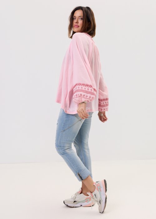 Damska bluzka Boho Rosa różowa z haftem i wiązaniem z chwostami. Luźny fason w stylu boho.