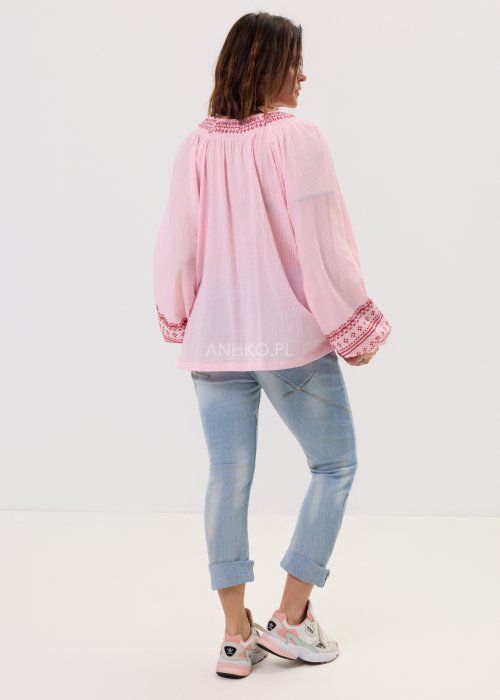 Damska bluzka Boho Rosa różowa z haftem i wiązaniem z chwostami. Luźny fason w stylu boho.