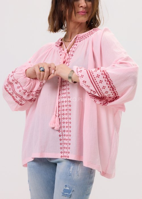 Damska bluzka Boho Rosa różowa z haftem i wiązaniem z chwostami. Luźny fason w stylu boho.