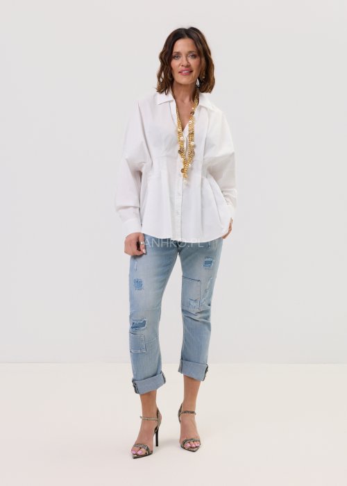 Jasne jeansy damskie Lace z przetarciami i koronkowymi detalami, fason casual.