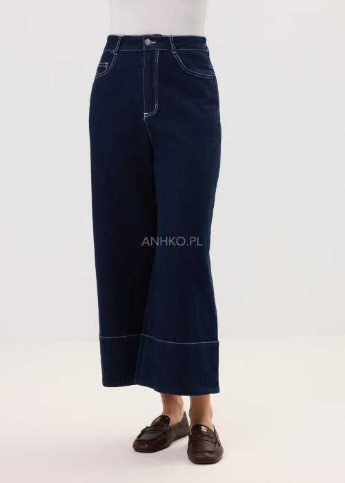 Damskie jeansy Utility w kolorze dark denim, prosty fason z szeroką nogawką i wyraźnymi szwami, w minimalistycznym, miejskim wydaniu.