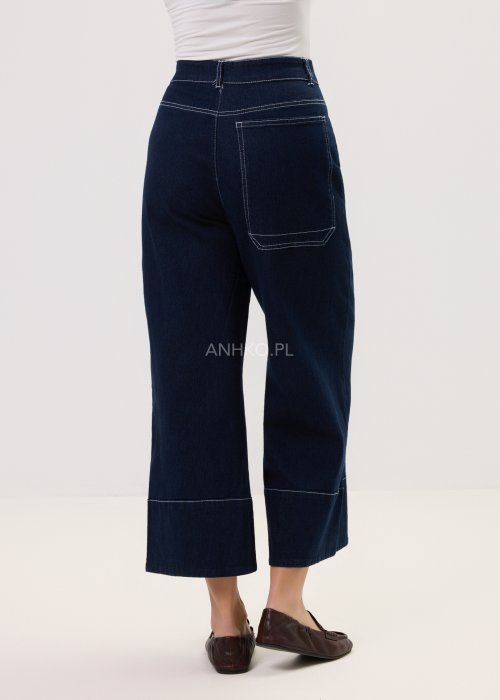 Damskie jeansy Utility w kolorze dark denim, prosty fason z szeroką nogawką i wyraźnymi szwami, w minimalistycznym, miejskim wydaniu.