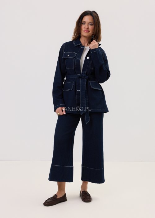 Damskie jeansy Utility w kolorze dark denim, prosty fason z szeroką nogawką i wyraźnymi szwami, w minimalistycznym, miejskim wydaniu.