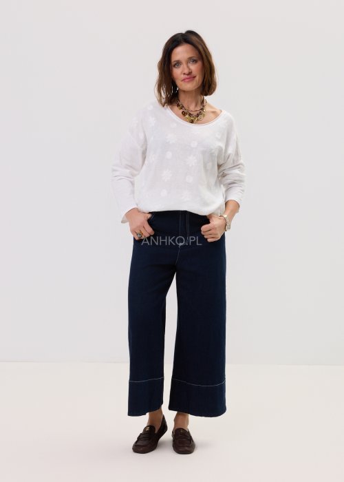 Damskie jeansy Utility w kolorze dark denim, prosty fason z szeroką nogawką i wyraźnymi szwami, w minimalistycznym, miejskim wydaniu.